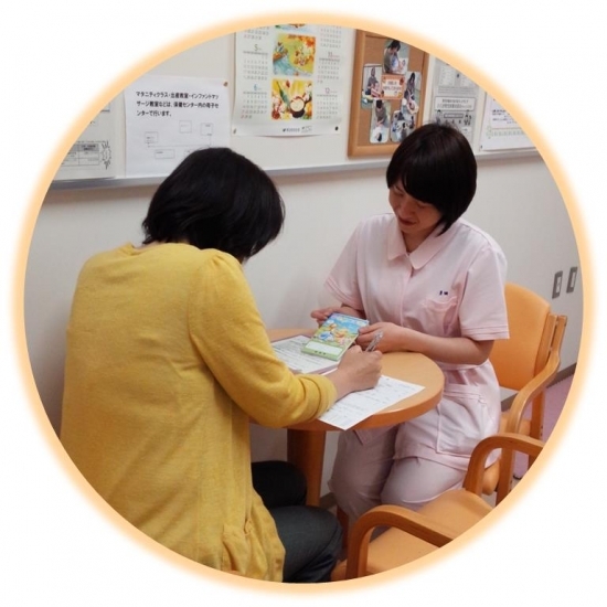 母子健康手帳交付の様子