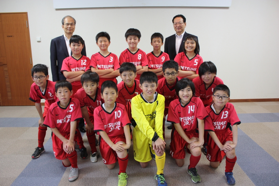選手と町長、教育長