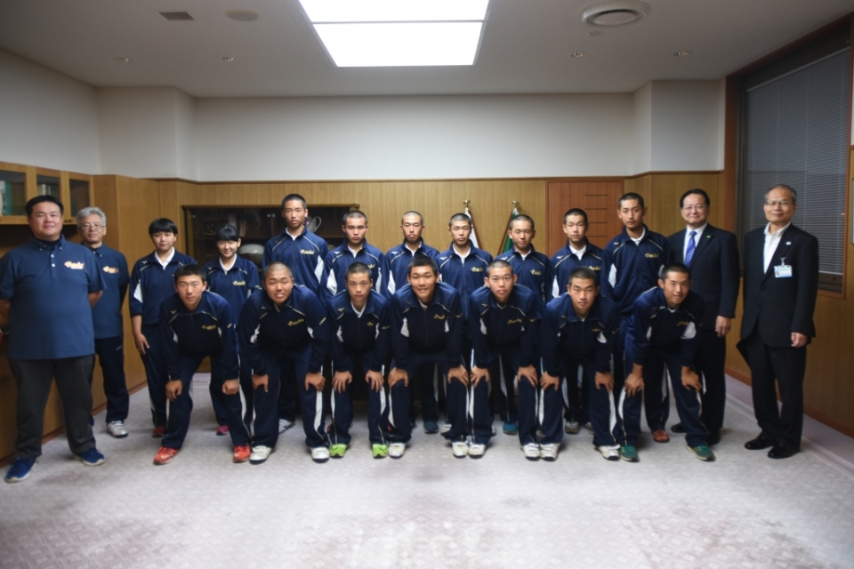 町長、教育長と別海高校野球部